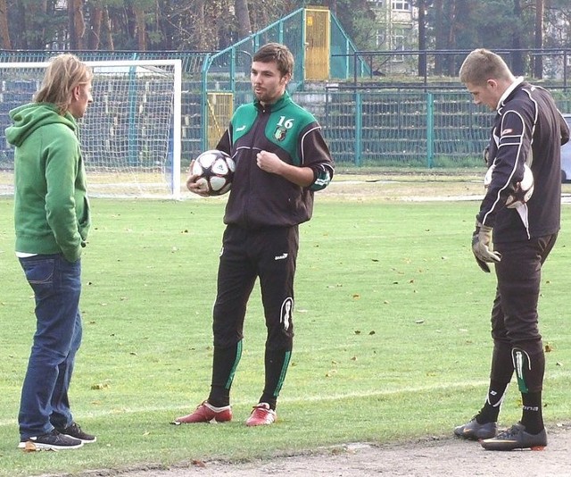 Kamil Gęśla (w środku) i Sebastian Ciołek (z prawej) odchodzą ze Stali Stalowa Wola. Z lewej działacz piłkarskiej spółki, Mariusz Szymański.