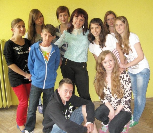 Izabela Opozda z uczniami klasy III D Gimnazjum nr 1 w Starachowicach