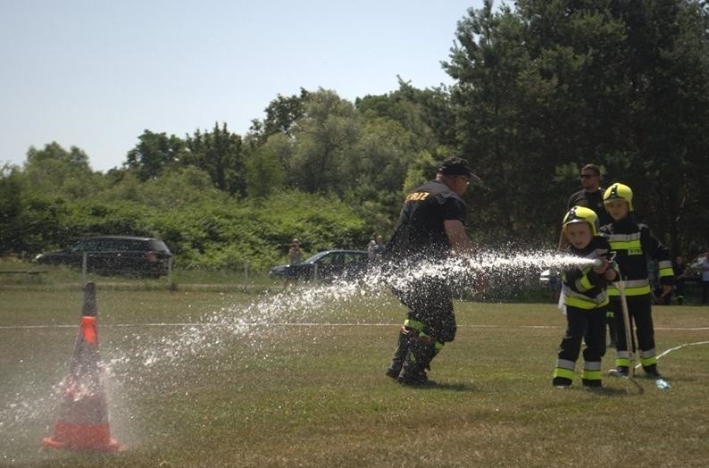 Wielka próba małych strażaków z OSP Zator. W gminnych ćwiczeniach sportowo-pożarniczych pokazali, że sporo potrafią [ZDJĘCIA]