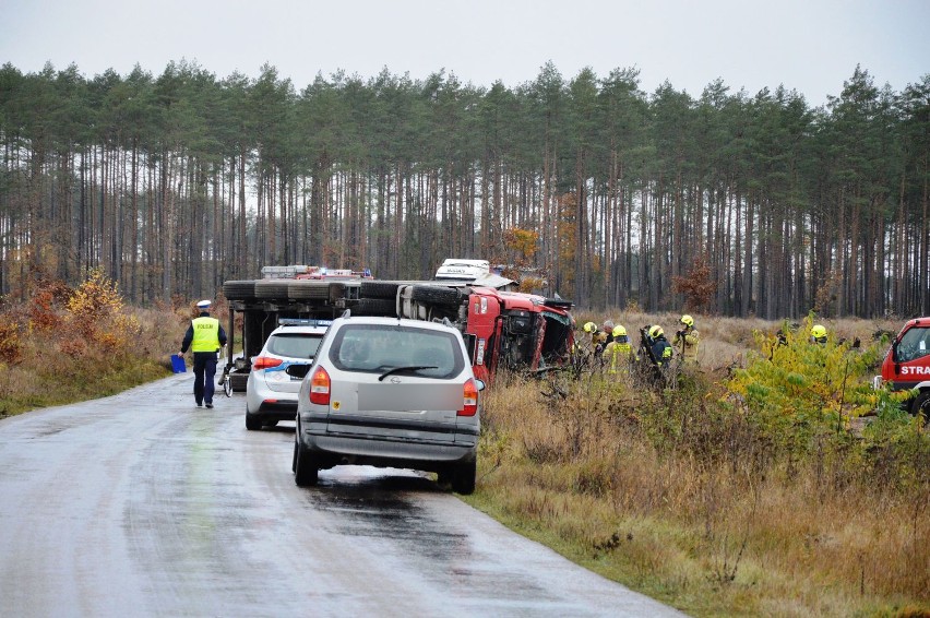 Wypadek na trasie Bytów-Dziemiany. 20-letni kierowca ranny