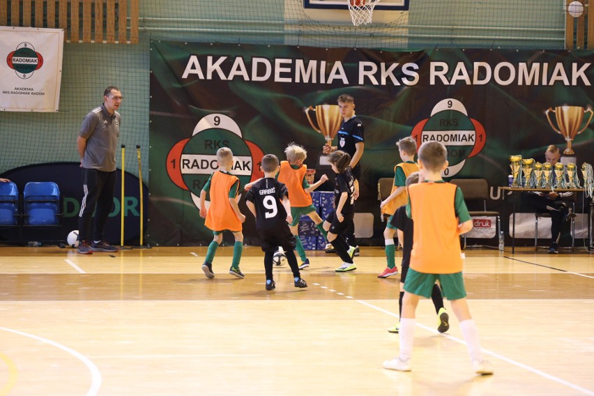 Akademia Radomiaka zorganizowała piłkarski turniej - Gwiazdka Wschodzących Piłkarskich Gwiazd z PKO Bank Polski. Wszyscy zostali zwycięzcami