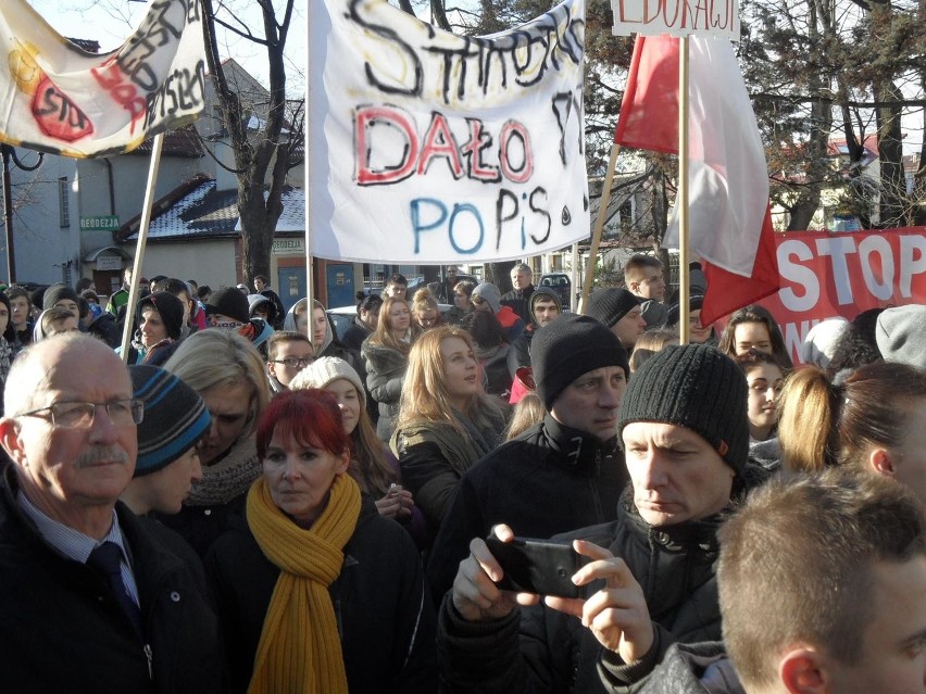 Protest przeciwko likwidacji szkół w Żywcu i Węgierskiej...