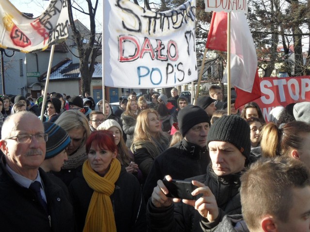 Protest przeciwko likwidacji szkół w Żywcu i Węgierskiej Górce