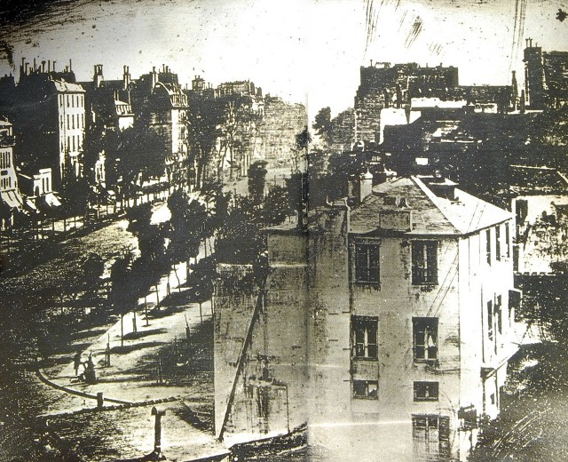 Paryski bulwar został uwieczniony przez Louis Jacques Daguerre w 1838 roku na miedzianej płytce pokrytej srebrem w formacie 12,7 x 16,5 cm  kamerą obscurą. Zdjęcie to oglądało się tylko pod specjalnym kątem i obraz na nim  był odwrócony. Szóstego stycznia 1839 w Paryżu oficjalnie poinformowano świat o dokonaniu nowego odkrycia przez  Daguerre. Opatentował on ten wynalazek i przez to data ta jest uznawana za początek fotografii, a fotografie wykonane tą metodą nazywane są dagerotypami.