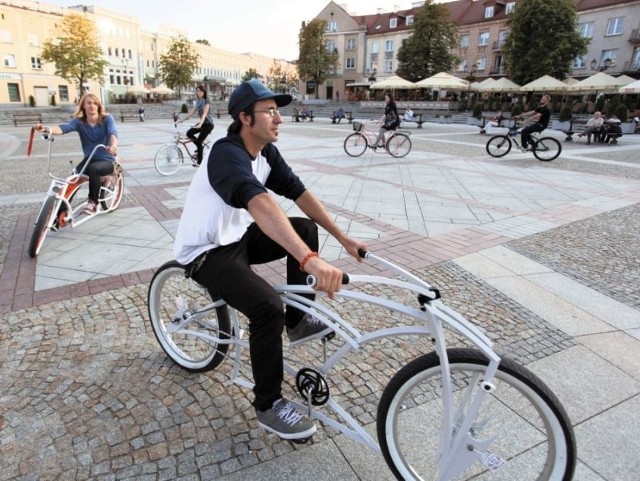 Cruisery można było oglądać na Rynku Kościuszki. Na pierwszym planie jeden z ich konstruktorów - Adrian  Łucejko.