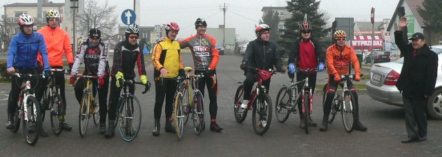 Tak cykliści ruszyli w środę, w samo południe, do noworocznego rajdu rowerowego w Busku-Zdroju.