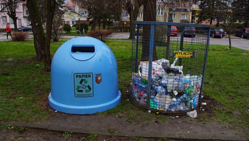 Takie kontenery na papier stoją przy ul. Powstańców...