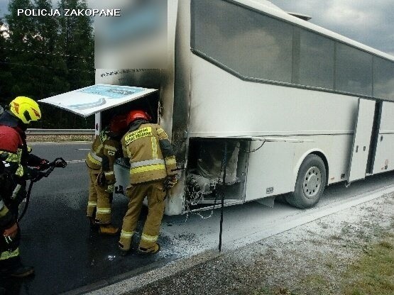 Poronin. Pożar kursowego autokaru. Pasażerowie opuścili autobus na środku skrzyżowania 