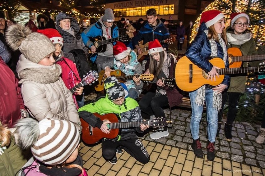 Wszyscy gitarzyści ze Starachowic zagrają razem kolędę podczas Jarmarku Bożonarodzeniowego