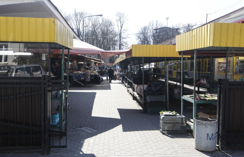 Rzeszowski Plac Targowy zostaje otwarty. Podobnie w Przemyślu. W Tarnobrzegu miejskie targowiska zamknięto 14 marca