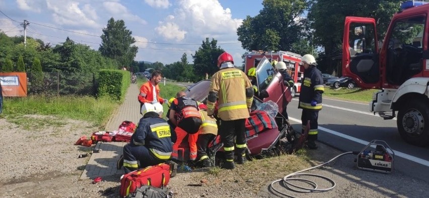 Trzy osoby ranne w wypadku citroena w Humniskach koło Brzozowa. Samochód uderzył w przepust [ZDJĘCIA]