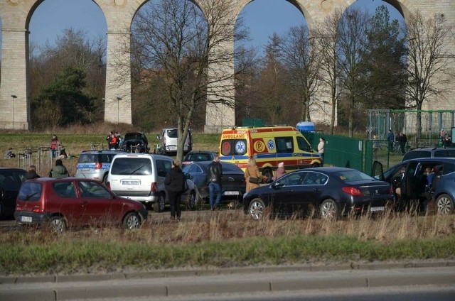 Wypadek w sakteparku w Bolesławcu, chłopiec nie miał kasku, kiedy korzystał z pumptracku. Z urazami głowy trafił do szpitala