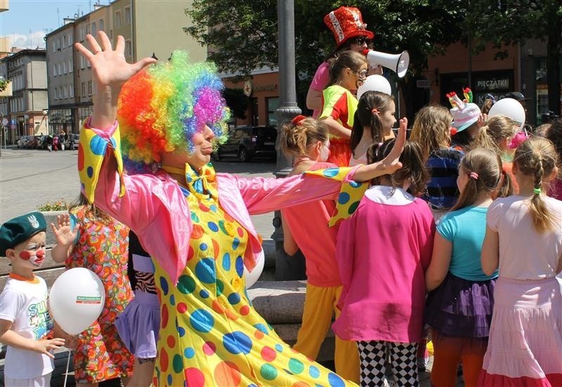 Około 200 osób w przebraniach klaunów na placu Polonii...