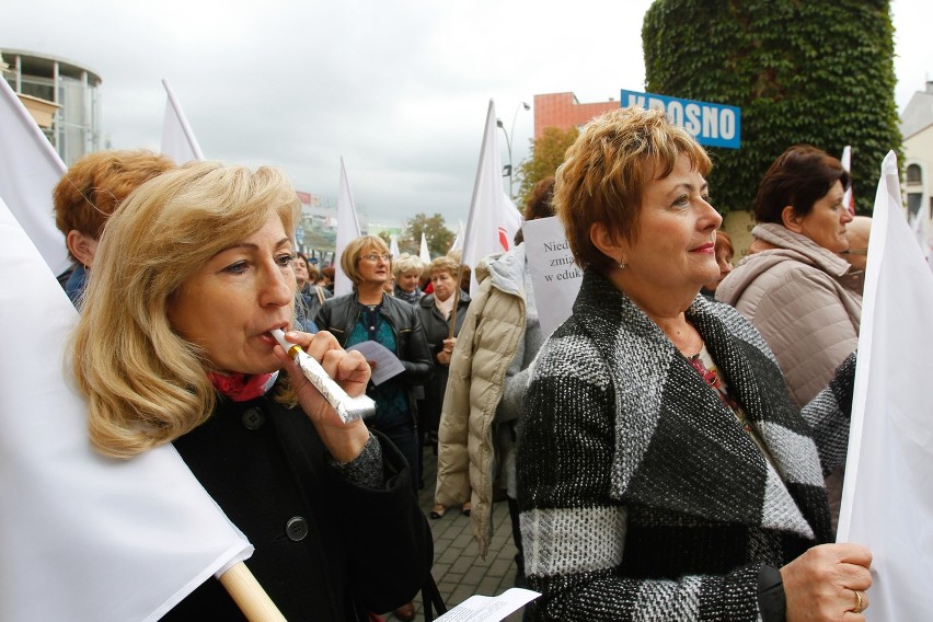 Nauczyciele protestowali pod urzędem wojewódzkim w Rzeszowie [FOTO, WIDEO]
