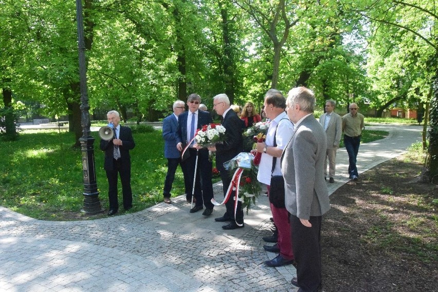 Działacze świętokrzyskiej "Solidarności" złożyli kwiaty pod pomnikiem na skwerze Żeromskiego w Kielcach