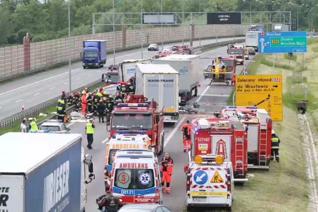 Na trasie w kierunku Wrocławia, na wysokości między węzłami Kostomłoty i Kąty Wrocławskie, bus z impetem wjechał w ciężarówkę.