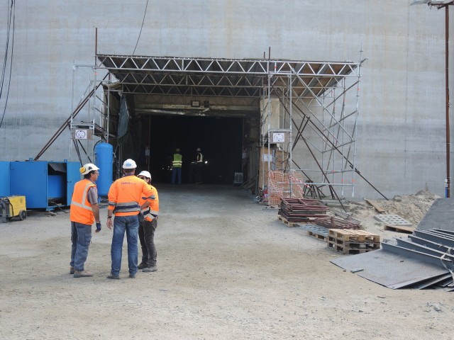 Budowa LNG w Świnoujściu.W tej chwili trwa próba wodna jednego ze zbiorników LNG. Prace kończące inwestycję trwają na terenie całego terminalu.