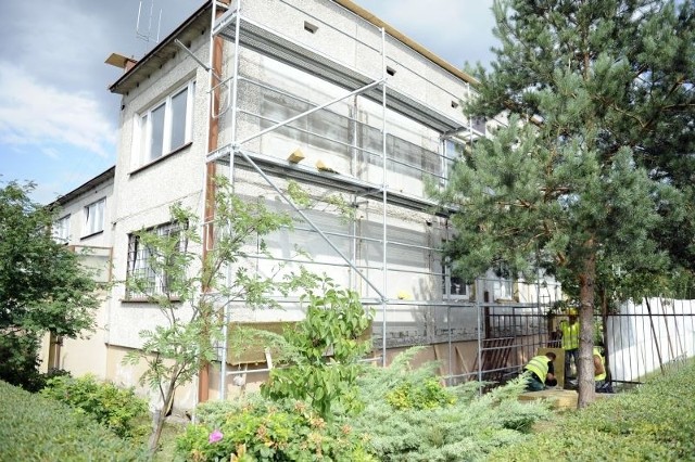 Prace przy modernizacji elewacji oraz przebudowie wnętrza starego pawilonu, w którym mieści się komisariat, obecnie współfinansuje Wojewódzki Inspektorat Ochrony Środowiska.