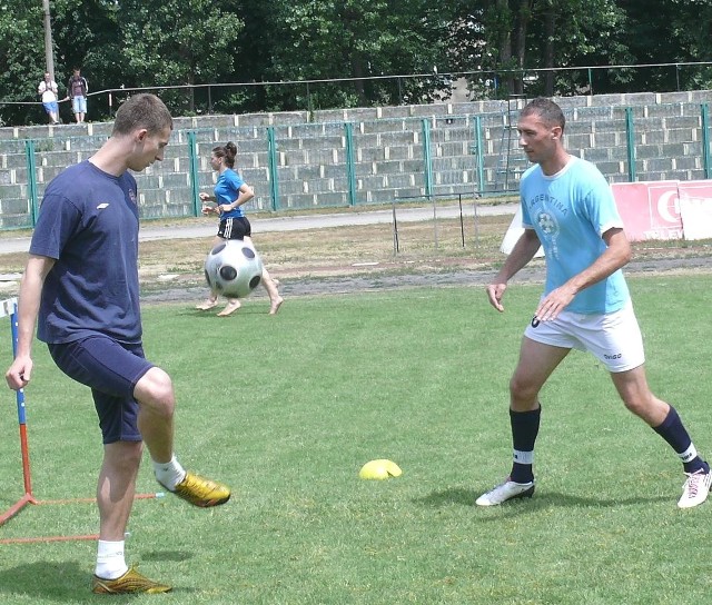 Piłkarze Stali Stalowa Wola (z prawej Jarosław Piątkowski, obok Bartosz Rosłoń) mieli we wtorek ostatni trening po zakończonym sezonie w drugiej lidze i po wakacyjnej przerwie spotkają się ponownie 4 lipca.