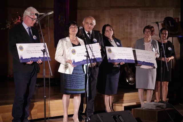 Podczas piątkowego uroczystego spotkania w Państwowej Szkole Muzycznej w Opolu przekazano symboliczne czeki.