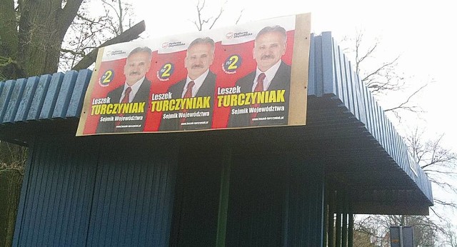 Swoje plakaty wyborcze Leszek Turczyniak przymocował do blachy śrubami. Czytelnik pyta, kto naprawi szkody po zdjęciu reklam?