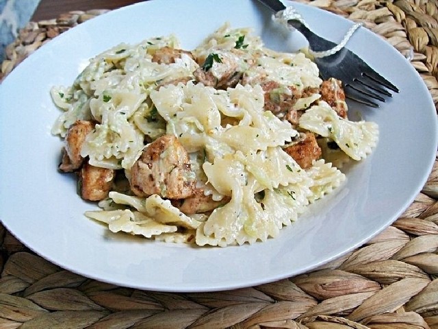 Makaronową sałatkę można przygotować nawet dzień wcześniej i zabrać do pracy na lekki lunch.