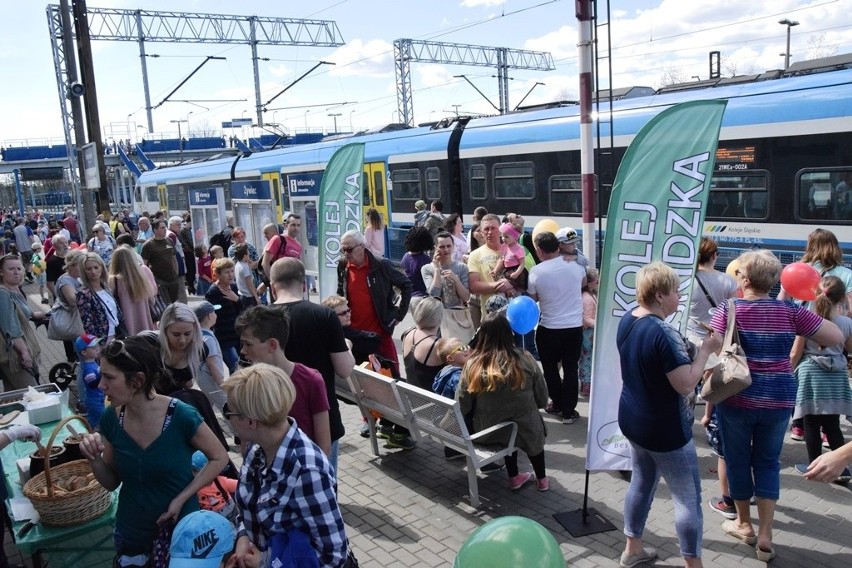 Pociąg retro w Żywcu: tłumy pasażerów obejrzały parowóz