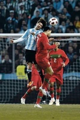 Giganci futbolu. Leo Messi (z lewej) kontra Cristiano Ronaldo. Fot. EPA/Dominic Favre