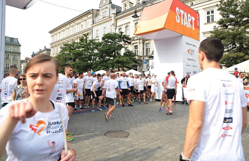 Wielka frekwencja w charytatywnym biegu sztafetowym Kraków Business Run [ZDJĘCIA]