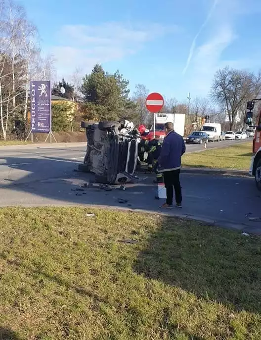 Dwa groźne wypadki dziś w Łodzi. Na ul. Brzezińskiej doszło w godzinach popołudniowych do groźnego wypadku. Samochód osobowy marki kia picanto zderzył się z autem ciężarowym MAN. Siła uderzenia była tak duża, że osobówka wylądowała na boku.Zobacz zdjęcia i czytaj więcej na kolejnych slajdach 