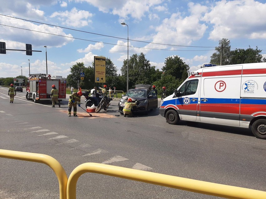 Wypadek w Bydgoszczy. Uczestniczyły w nim samochód osobowy i motocykl [zdjęcia]