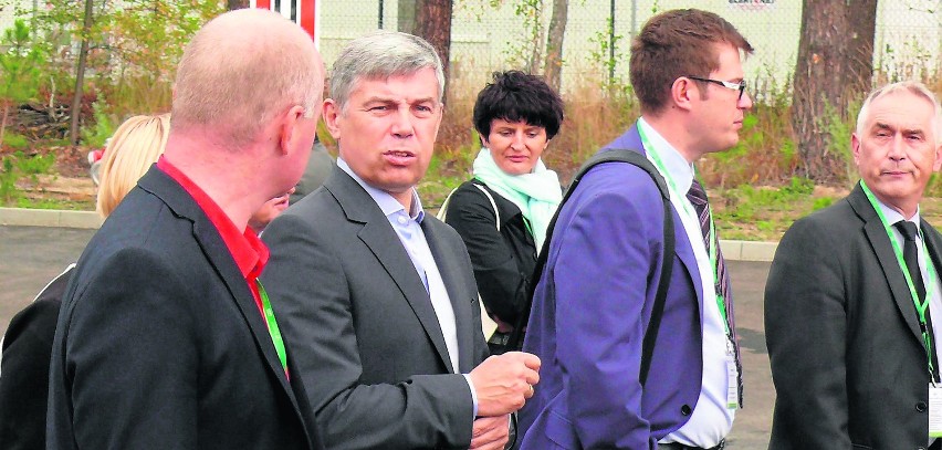 Mariusz Piasecki (drugi z lewej) - dyrektor do spraw rozwoju...