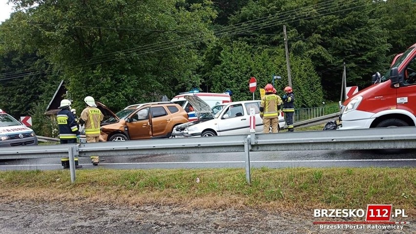 Czchów. Wypadek z udziałem dwóch samochodów, dwie osoby ranne [ZDJĘCIA]