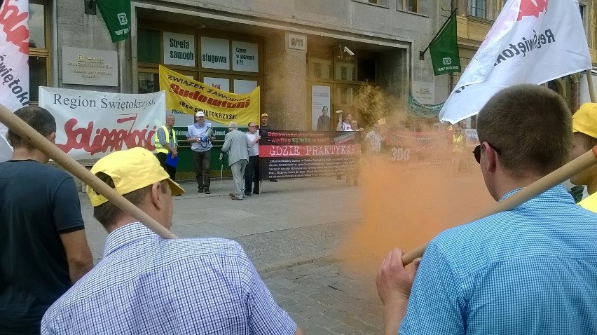 Górnicy protestują w Rynku. 300 osób pod Bankiem Zachodnim (ZDJĘCIA)