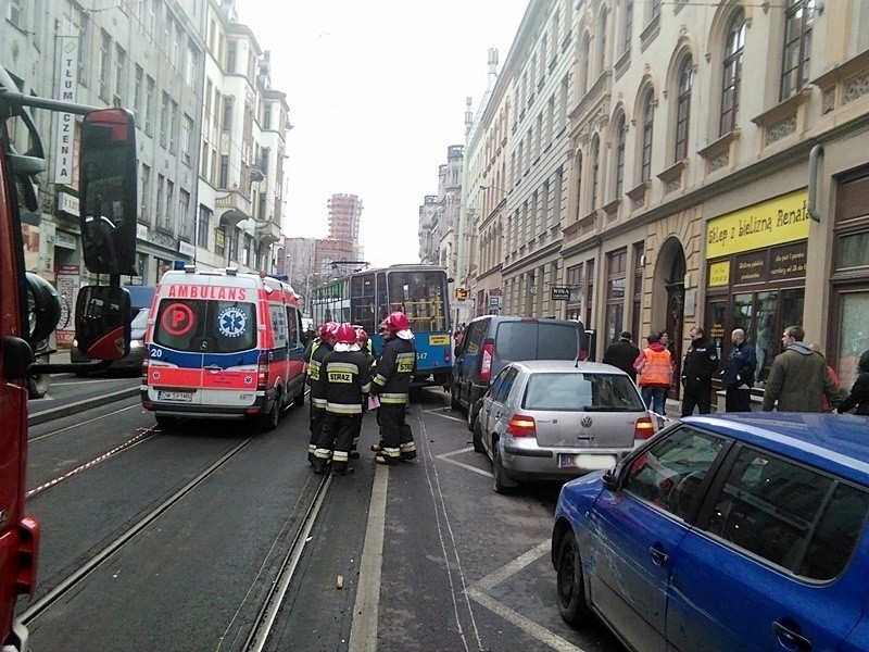 Wrocław: Wypadek na Krupniczej. Tramwaj wykoleił się i uderzył w samochody. Są ranni (ZDJĘCIA, FILM)