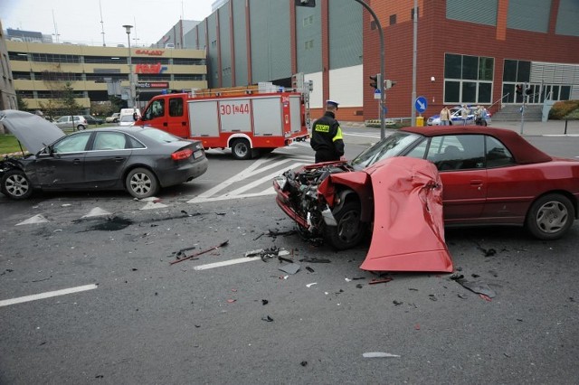 Wypadek na MalczewskiegoTrzy osoby ranne zostaly w wypadku na ul. Malczewskiego.