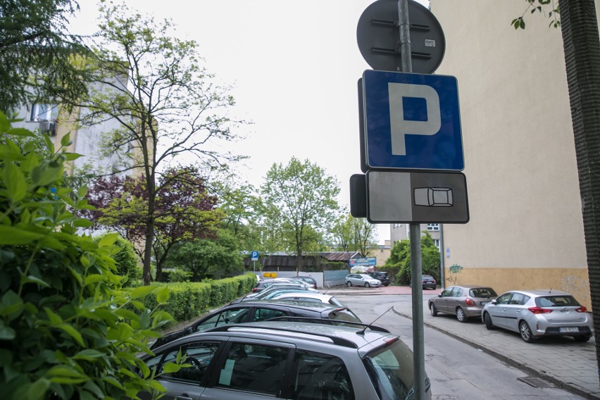 Gmina zawłaszczyła parking przy ul. Krasickiego i wyznaczyła...