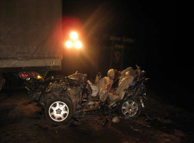 23-letni kierowca zginął zmiażdżony między tirami