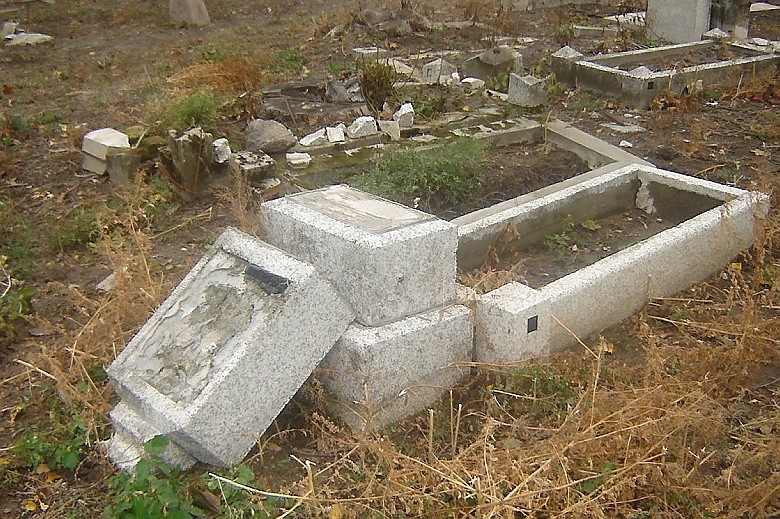 Wandale zdewastowali cmentarz