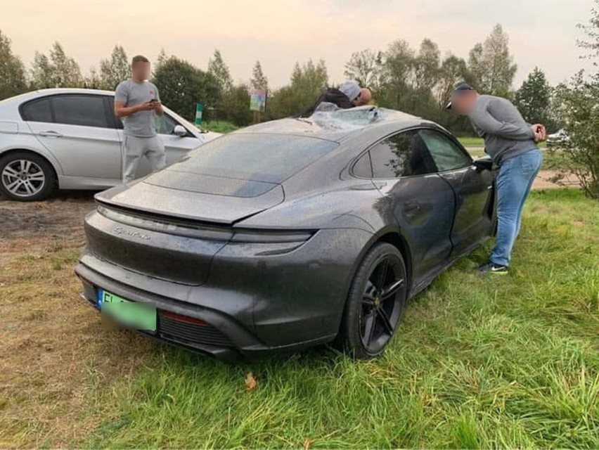 Porsche Taycan Turbo rozbił się koło Sztabina. Auto warte...