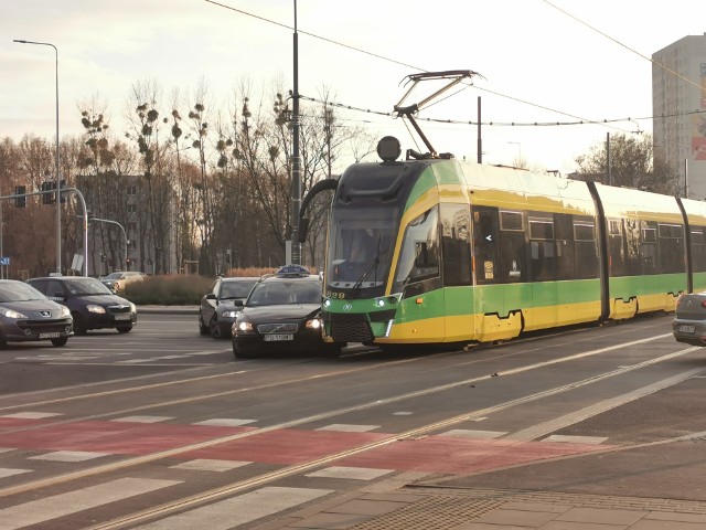 Kolizja taksówki z tramwajem.