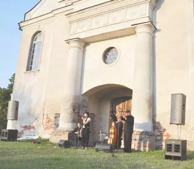 W ostatni piątek na placu przed synagogą można było posłuchać klezmerskiej muzyki.