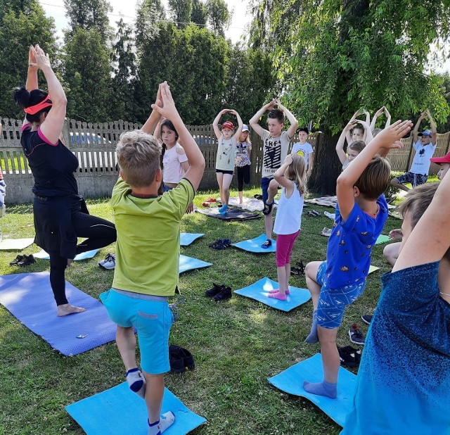 Szkoła w Kuniowie stawia na sport oraz aktywność fizyczną. Uczniowie mogą ćwiczyć na wiele sposób, np. biorąc udział w zajęciach jogi. Niebawem przy placówce powstanie boisko wielofunkcyjne, dzięki któremu zajęć sportowych będzie jeszcze więcej.