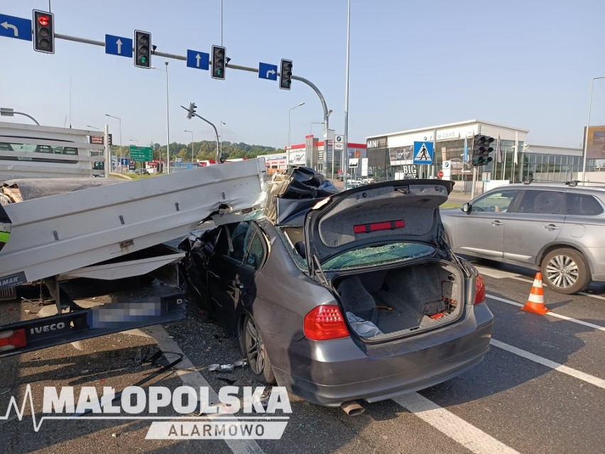Kraków. Wypadek z udziałem BMW na wyjeździe z miasta