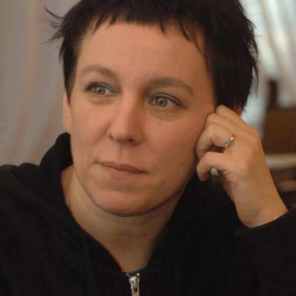 Olga Tokarczuk - powieściopisarka i eseistka, najbardziej utytułowana i podziwiana autorka polska średniego pokolenia.