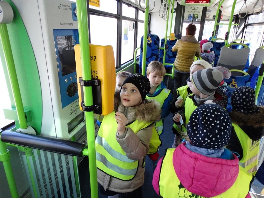 Przedszkolaki zwiedziły zajezdnię, czyli akcja "Pasażer od przedszkola" 