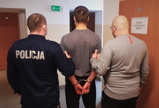 Bytowscy policjanci we wtorkową noc zatrzymali do kontroli kierującego seatem. Mundurowi szybko ustalili, że 19-latek nie posiada uprawnień do kierowania pojazdami.