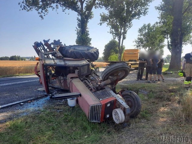 Na drodze krajowej nr 42 na odcinku między Praszką a Działoszynem, ciężarówka zderzyła się z traktorem.