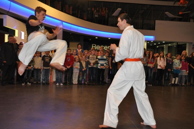 Podczas zakończenia Zimowej Akademii Karate w Skarżysku obejrzeliśmy efektowne pokazy. Z lewej, w wyskoku Bartłomiej Pająk, obok Damian Chruściel. Zdjęcia Piotr Stańczak