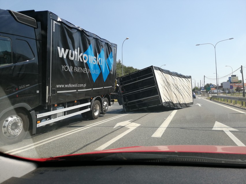 Przyczepa zatarasowała drogę w Białych Błotach. Były utrudnienia w ruchu [zdjęcia]